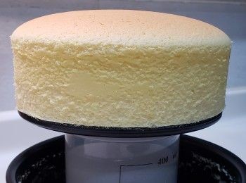 step1: 蛋糕糊：
cream cheese、牛油、牛奶用熱水坐溶
徹底拌勻至順滑離火
蛋黃加入拌勻（逐隻加入）
加入低筋粉拌勻成 蛋糕糊 備用