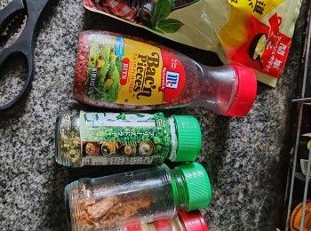 step1: 將薯蓉放入大玻璃碗內，將椰青水逐少混入令薯乾粉吸收成蓉