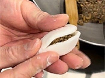 step14: 對摺收口，包成橄欖形狀