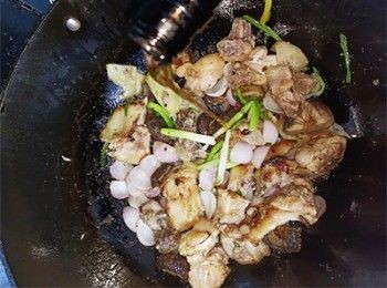 step8: 灒入紹興酒