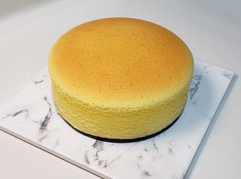 step6: 出爐後用力摔一下
待3分鐘左右才脱模
趁熱脱模
放涼後 放入雪櫃至少4小時
翌日進食口感更佳
必看示範：
https://youtu.be/y7HdboshWSo?si=GN3VWb8ElrTITmNc