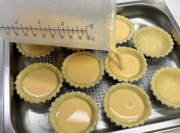 step10: 注入<span class="group_2">蛋漿</span>，入爐。
以220度焗13-14分鐘，再熄火燜1-2分鐘。