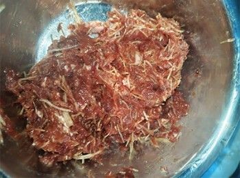 step12: 揸碎脆米粉，放入免牛內拌勻