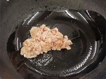 step3: 起油鑊，加入豬肉爆香