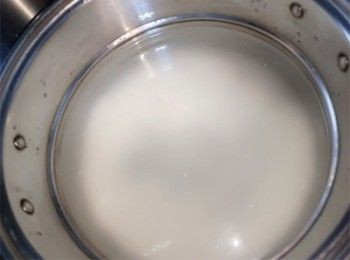 step4: 煲滾清水1350ml，米洗淨加入少許油拌勻，加入煲內