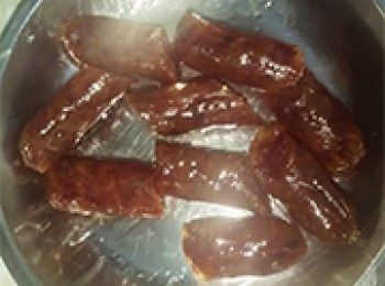 step5: 臘腸蒸10分鐘，每條切4份
