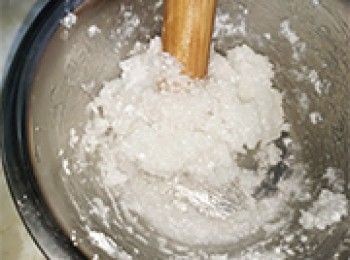 step1: 燒滾155g熱水，撞入澄麵中拌勻，靜置大約10分鐘