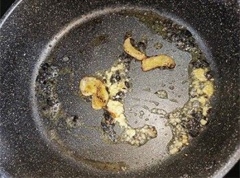 step7: 起油鑊，爆香薑，豆豉及蒜蓉