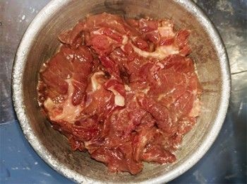 step1: 牛肉加入<span class="group_2">醃料</span>醃15-20分鐘