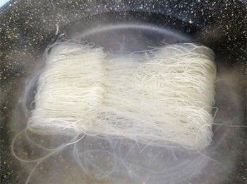 step1: 煲滾水，熄火加入排粉