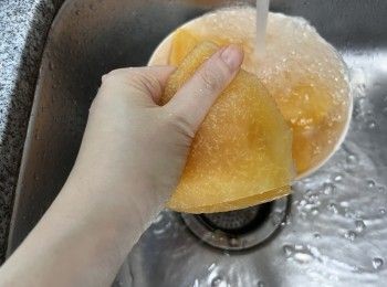 step4: 用手指和手掌心輕輕擠出柚子皮中的汁液，然後放進水中讓它吸滿水，瓊擠出汁液，重覆此步驟幾次。