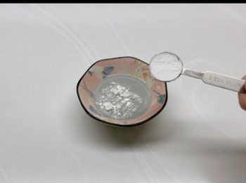 step1: 將熟石膏粉、粟粉與40毫升的黑芝麻豆漿混和，備用。