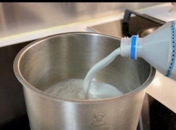 step2: 餘下的黑芝麻豆漿用細火煮至85-90度。