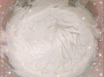 step4: 先舖一層Oreo餅碎（不用太厚） 2. 用唧袋唧一層忌廉，由外圍打圈唧至中心（力度及速度要均勻，中間不可以有空隙）