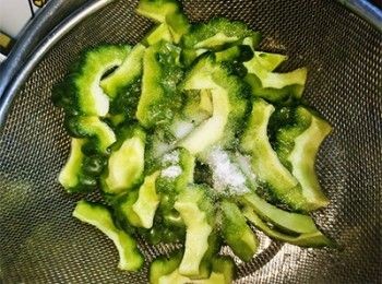 step2: 涼瓜加1茶匙拌勻，靜置20分鐘