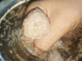 step2: 唧出大小均等的肉丸