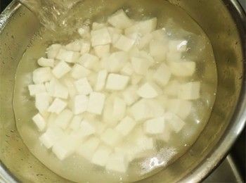 step2: 豆腐切粒用滾鹽水焯5分鐘，隔水備用