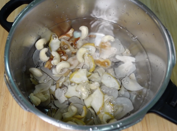 step2: 將所有材料放入壓力鍋，加水煲；壓力鍋：大火加壓至第二條壓力線，轉小火煮5分鐘，關火解壓後開蓋，大火煮5分鐘；一般鍋：多加水，大火煮滾後，轉小火煲1-1.5小時