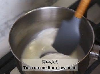 step3: 開中小火，不停攪拌麵糊。麵糊需要一些時間才會變稠，但1-2分鐘後，它會很快變稠。所以請密切注意，並且不要停止攪拌