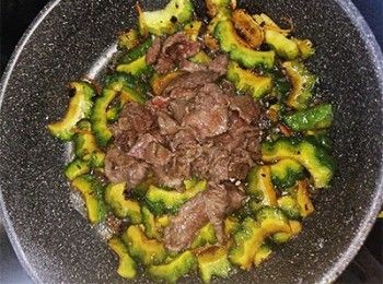 step11: 加入牛肉炒勻