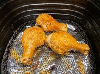 step1: 雞下髀預先解凍，可水中加入2茶匙鹽拌勻，鹹水浸雞下髀約15-30分鐘