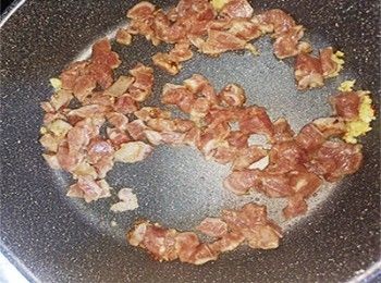 step3: 加入豬肉粒爆香