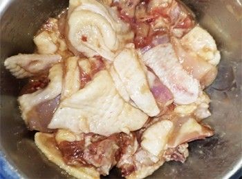 step3: 雞斬件，加入醃雞料醃30分鐘