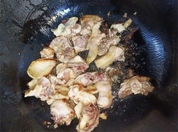 step5: 起油鑊，煎香雞件，盛起備用