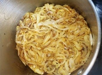 step3: 炒至洋蔥焦糖化