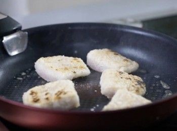 step2: 燒熱油，以小火將魚片煎熟，取出。Heat the oil, pan fry fish fillet with low heat until well done and take out.