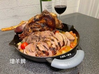 step8: 今次醬汁預先用了一個洋蔥切碎，番茄二個切粒，先炒到洋蔥變金黃色，加入番茄同炒，番茄軟身後，加入200ml雞湯