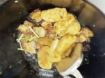 step7: 加入炸豆腐及蔥段拌勻