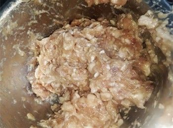 step1: 免治豬肉加入馬蹄碎及醃料醃30分鐘