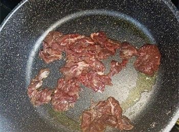 step5: 起油鑊，煎香牛肉兩面。(4-5成熟即可)