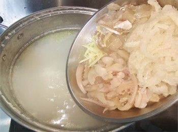 step14: 粥煲好後加入豬皮，水尤魚鬚