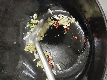 step5: 起油鑊，加入乾蔥、蒜蓉、辣椒絲爆香
