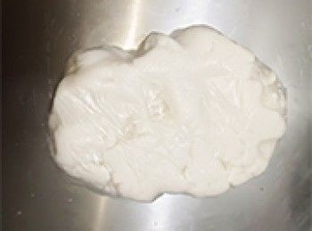 step5: 放在案板上揉搓順滑，保鮮紙包好放雪櫃一天