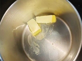 step1: 牛油鍋中煮溶