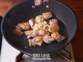 step1: 首先將雞肉下鍋煎香後，加入薑、蒜末炒香。