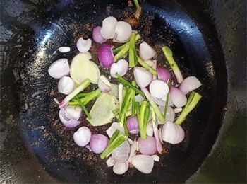 step6: 原鑊燒熱油，加入薑片，乾蔥，蔥頭爆炒出香味