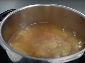 step3: 壓力鍋：大火加壓至第二條壓力線，轉小火煮5分鐘，關火解壓後，開蓋大火煮5-10分鐘；一般鍋：加多些水，大火煲滾轉小火煲1-1.5小時