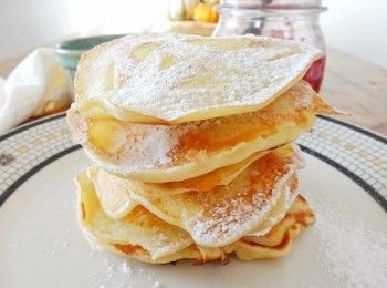 step4: 在鑊內加少許油，倒入少許麵糊，煎至表面有氣泡，再將鬆餅反轉再煎熟，再灑上糖霜即成！