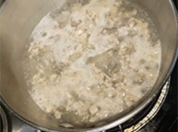 step6: 燒滾水放入豬肉碎，大火滾起30秒，隔水備用