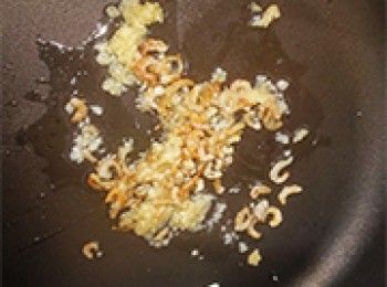 step7: 燒熱鑊加2湯匙油，加入蝦米及蒜蓉，