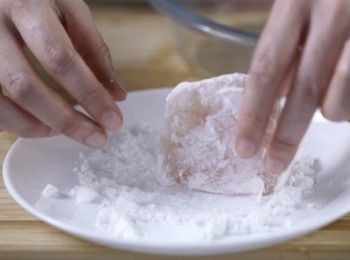 step1: 魚片切件，印乾水分，將鹽、胡椒粉加入魚片，醃10分鐘，撲上生粉。Cut fish fillet into pieces, wipe with kitchen paper, put salt and pepper into fish fillet, marinate 10 mins, then put in cornstarch.