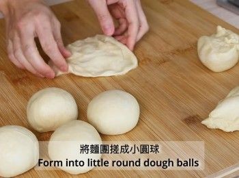 step9: 按壓麵團排氣，分成8等份 （每份75克)，將麵團搓成小圓球