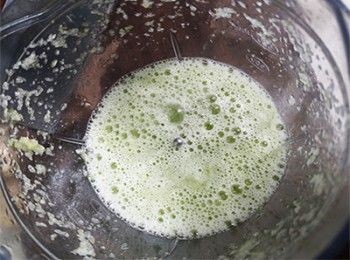 step5: 蒜頭，4片薑及少量水，放入攪拌機內攪打成汁