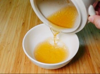 step4: 燉完挾出豬肉，直接吃也很好吃，取出小杯，陳皮肉汁流出來