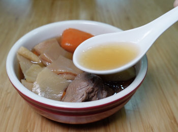 step3: 如果用一般鍋，多加水，大火煲滾轉小火煲1小時，加瘦肉再煲1小時