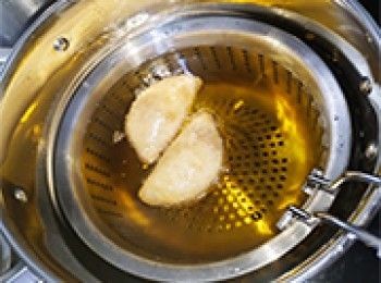step16: 浸到咸水角浮起，開中火，炸至小小金黃色
再開大火，炸成金黃色即可撈起
